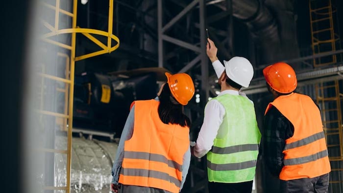 Peran, Tugas, dan Tanggung Jawab Pengawas Keselamatan Kerja Pabrik dalam Mencegah Kecelakaan, Melindungi Pekerja, serta Menjaga Kepatuhan Terhadap Standar Kesehatan dan Keselamatan Kerja Industri