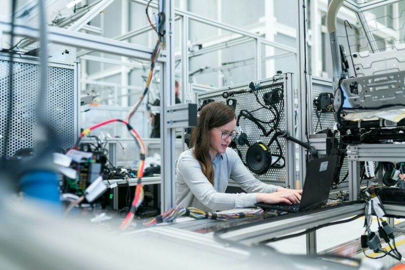 Memahami Operasional Teknologi dalam Dunia Bisnis Modern untuk Meningkatkan Efisiensi, Inovasi, Keamanan, serta Keunggulan Kompetitif di Era Digital Global