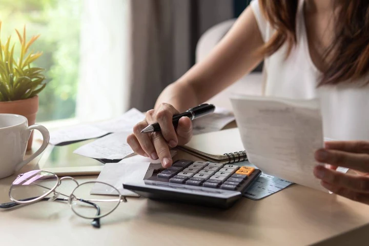 Kesadaran Masyarakat tentang Literasi Finansial: Panduan Lengkap Meningkatkan Pemahaman Keuangan, Mengelola Utang, Menabung, Berinvestasi, dan Strategi Edukasi untuk Masyarakat Modern agar Keuangan Pribadi Lebih Sehat dan Terkelola