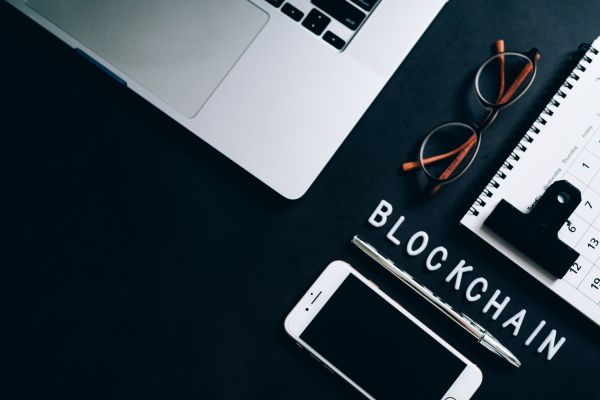 Blockchain untuk Data Medis: Meningkatkan Keamanan Rekam Medis, Privasi Pasien, Transparansi Sistem Kesehatan, Interoperabilitas Rumah Sakit, Smart Contract untuk Asuransi dan Layanan Medis di Era Transformasi Digital dan Revolusi Industri 4.0