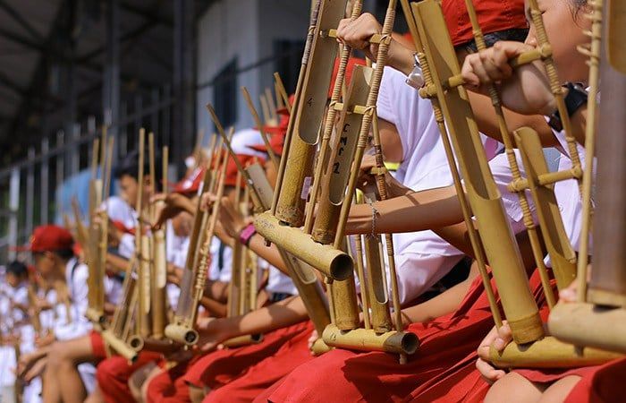 Tradisi Musik dan Kesenian Rakyat di Indonesia: Sejarah, Makna, dan Nilai Budaya yang Menjadi Wadah Pelestarian Identitas Komunitas, Spiritualitas, dan Kreativitas dalam Kehidupan Sosial serta Upaya Pelestarian Kearifan Lokal