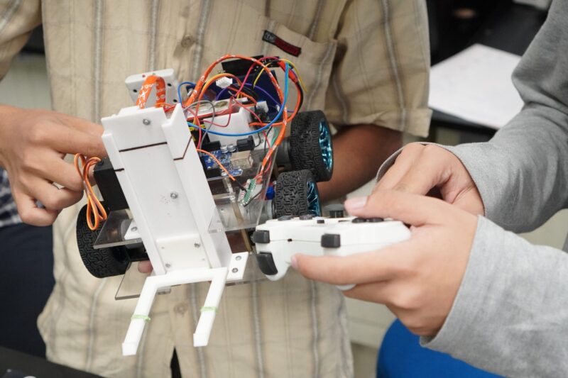Peran Sains Komputer dan Robotika: Meningkatkan Teknologi, Otomasi, AI, Pendidikan, Industri, Riset, dan Inovasi melalui Pemrograman, Algoritma, Robot Pintar, serta Aplikasi Komputer untuk Meningkatkan Produktivitas dan Kualitas Kehidupan