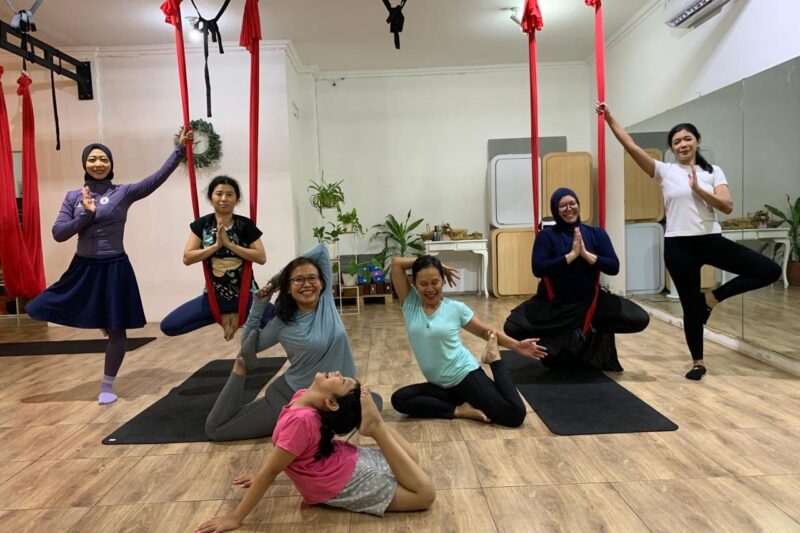 Penyembuhan Diri melalui Yoga: Panduan Lengkap Memanfaatkan Asana, Meditasi, Pernapasan, dan Energi Yoga untuk Menyembuhkan Luka Fisik, Emosional, Mengurangi Stres, Meningkatkan Kesehatan Mental, dan Mencapai Kedamaian Batin