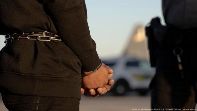 Kebijakan Deportasi terhadap Migran Ilegal: Proses, Dampak Sosial, Strategi Penegakan Hukum, Peran Pemerintah dan Organisasi Internasional dalam Menangani Kebijakan Deportasi terhadap Migran Ilegal secara Legal dan Humanis